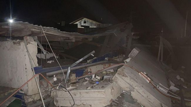 Последствия взрыва на территории автозаправочной станции в городе Камышлове Свердловской области