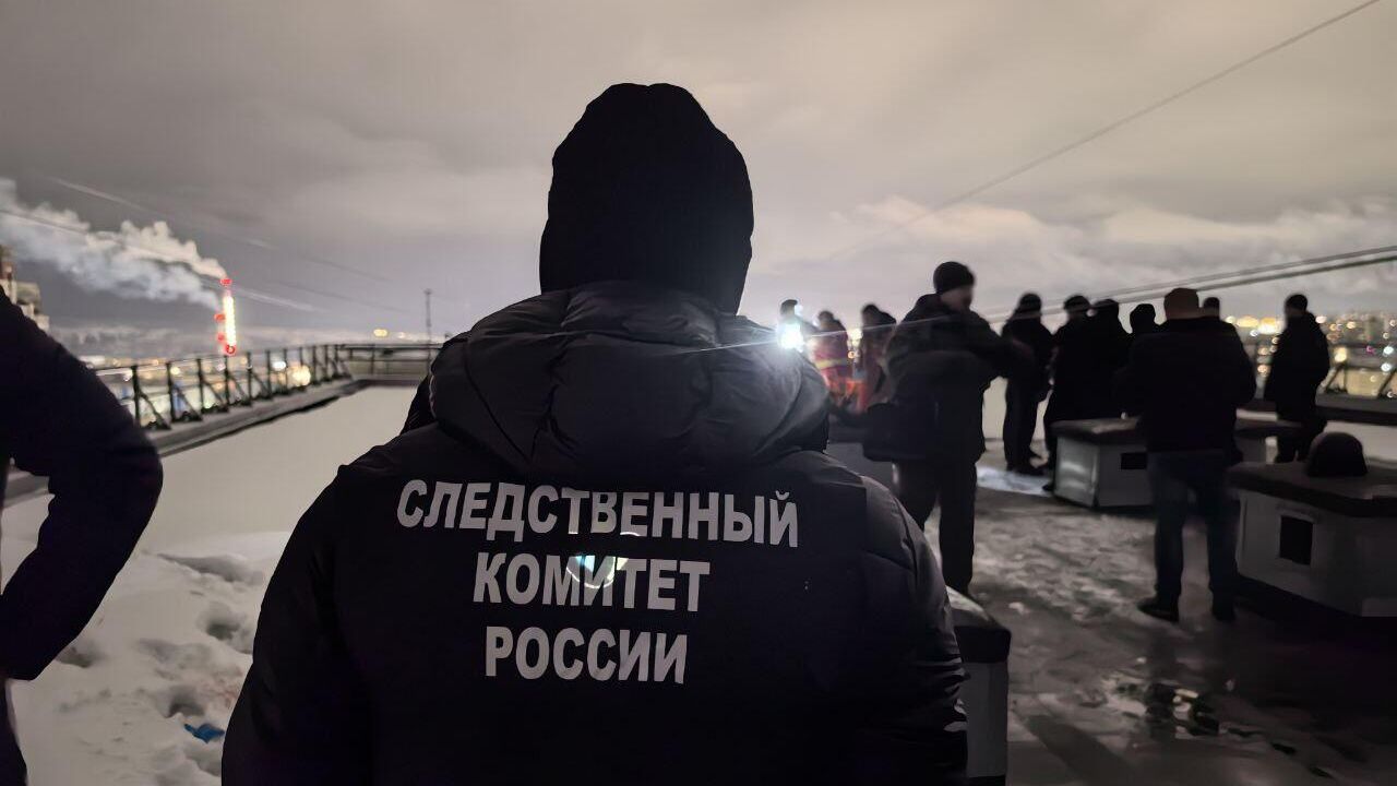 Сотрудники правоохранительных органов на крыше дома в Мурманске, откуда велась стрельба  - РИА Новости, 1920, 08.04.2025