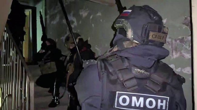 Кадр оперативного видео штурма здания в Мурманске, откуда стрелял местный житель