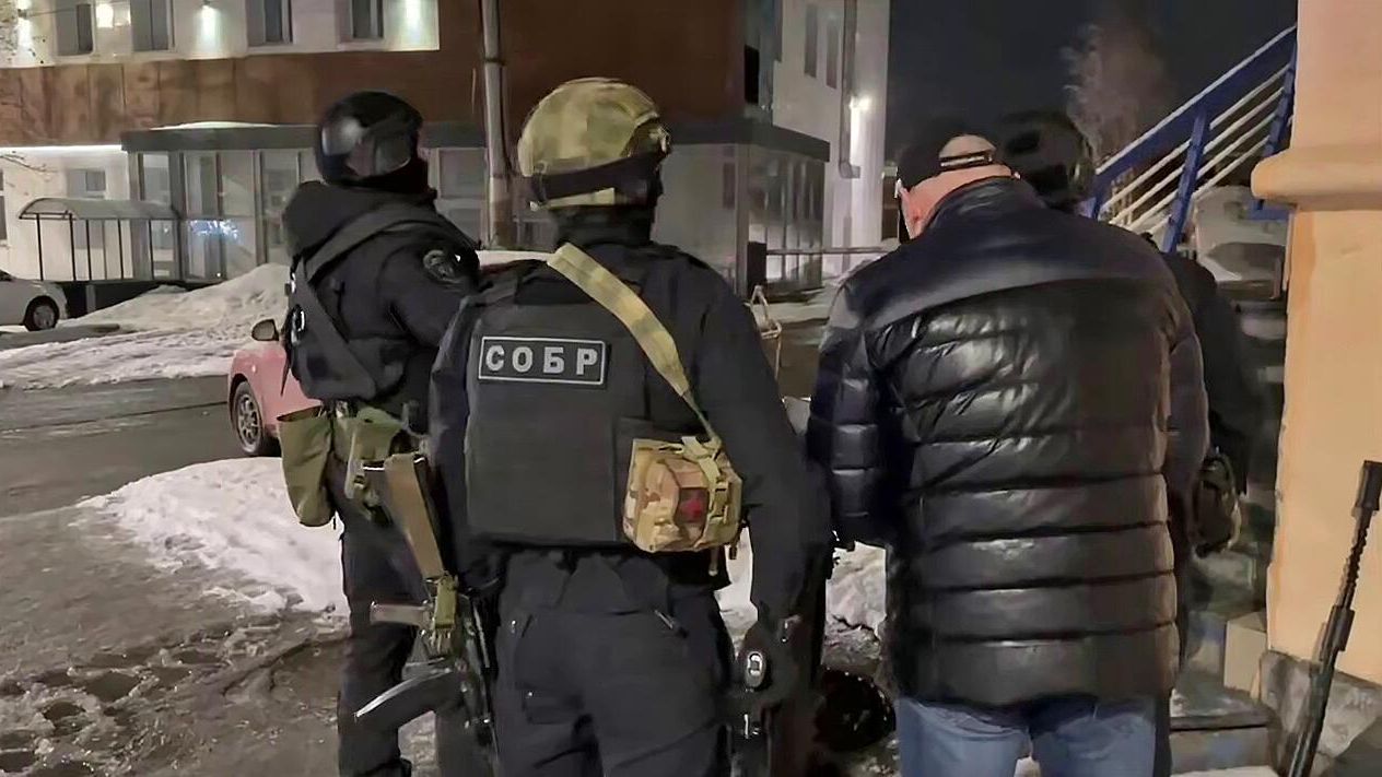 Кадр оперативного видео штурма здания в Мурманске, откуда стрелял местный житель Кадр оперативного видео штурма здания в Мурманске, откуда стрелял местный житель - РИА Новости, 1920, 31.03.2025
