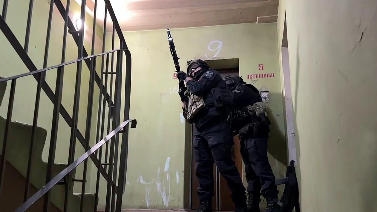 Кадр оперативного видео штурма здания в Мурманске, откуда стрелял местный житель Кадр оперативного видео штурма здания в Мурманске, откуда стрелял местный житель - РИА Новости, 1920, 31.03.2025