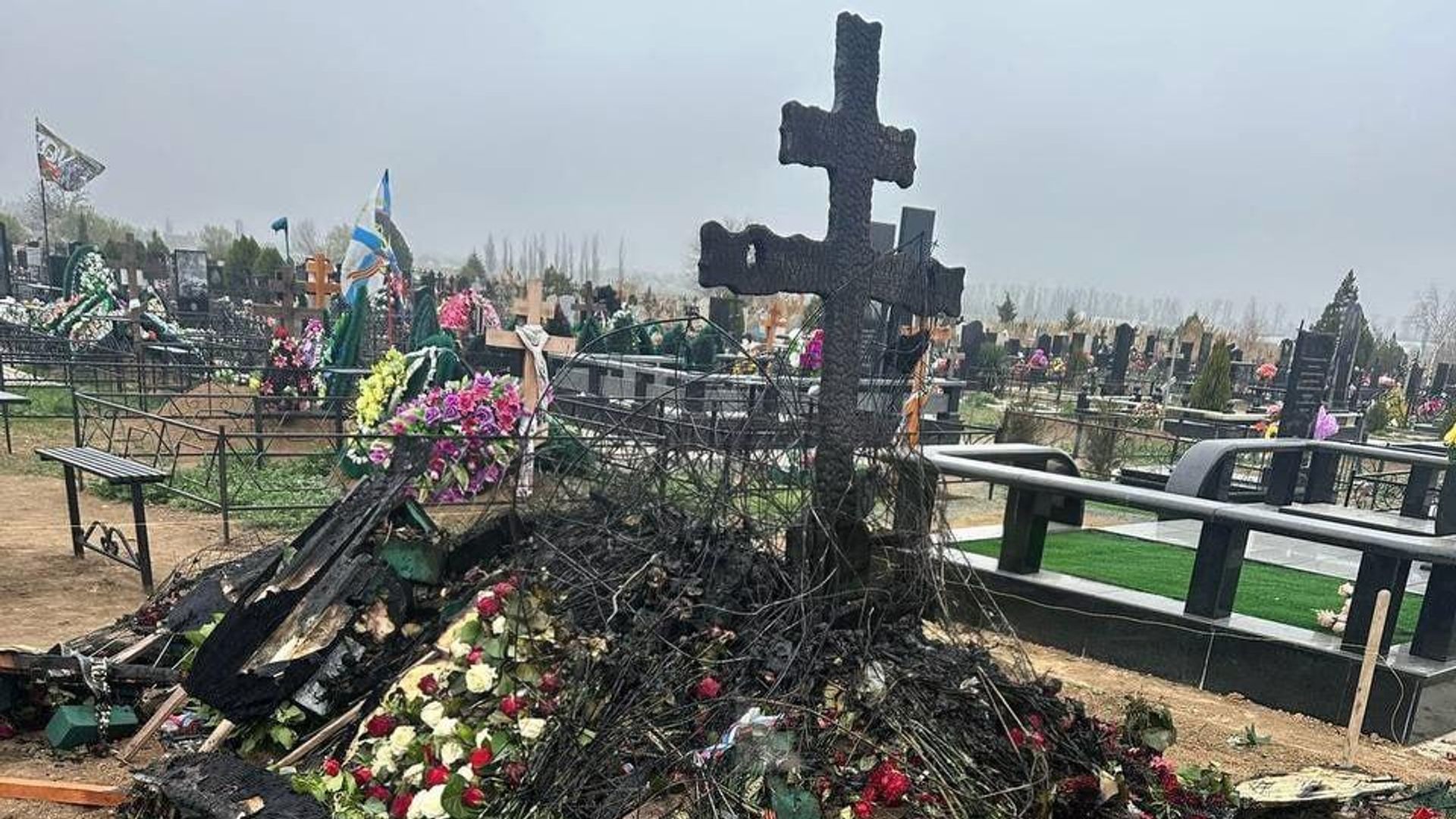 Вандалы сожгли и разгромили могилу недавно погибшего корреспондента Известий Александра Федорчака Вандалы сожгли и разгромили могилу недавно погибшего корреспондента Известий Александра Федорчака - РИА Новости, 1920, 31.03.2025