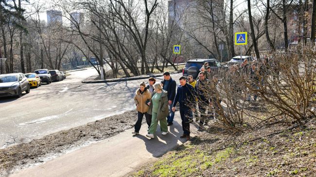 Глава городского округа Химки Елена Землякова проводит обход территорий в Старых Химках