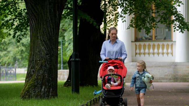 Женщина с детьми гуляет в Михайловском саду в Санкт-Петербурге
