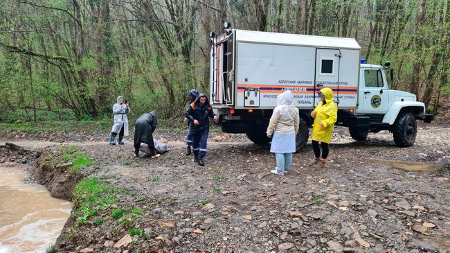 В Сочи спасатели эвакуировали 19 человек из подтопленного палаточного лагеря