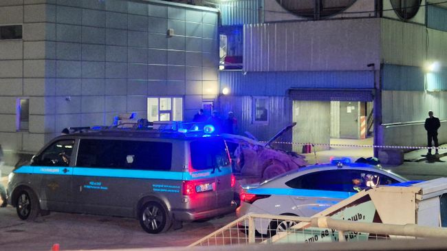 Место падения автомобиля с четвертого этажа паркинга на западе Москвы. 31 марта 2025