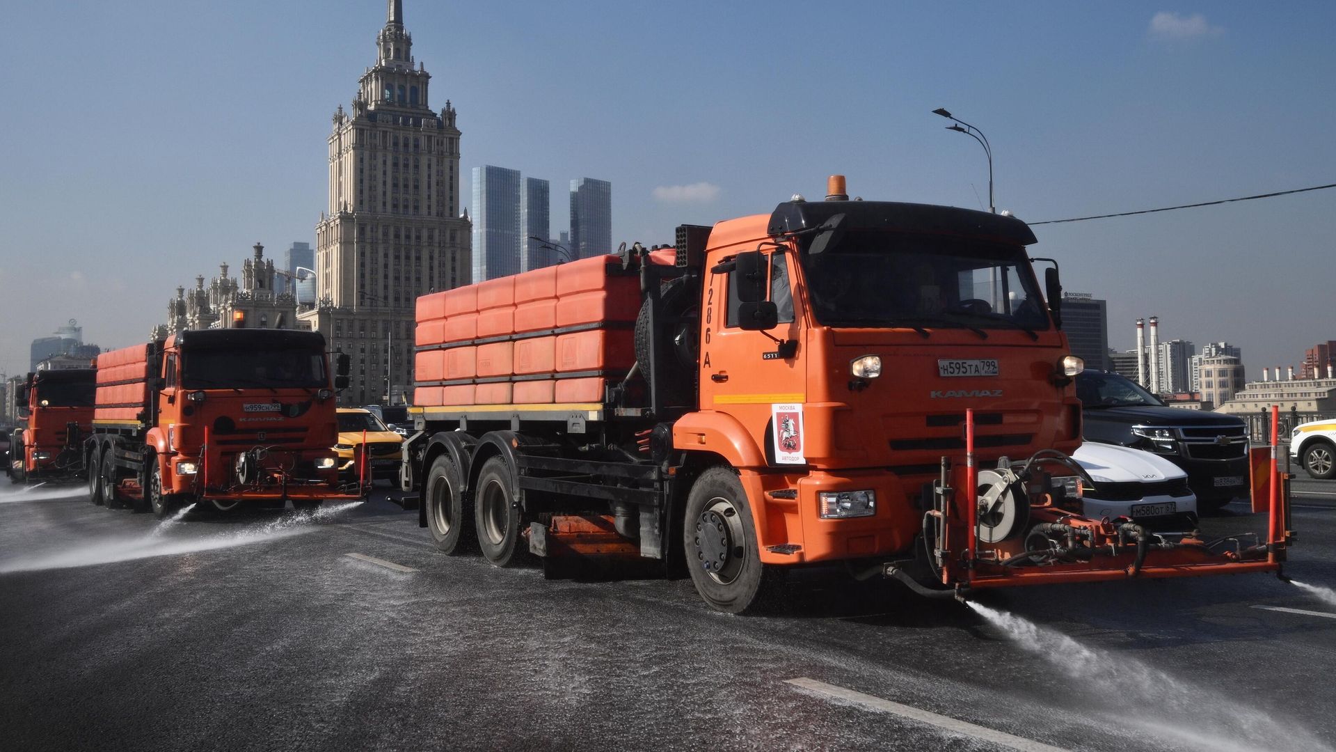 Промывка дорог с шампунем после зимы на Кутузовском проспекте в Москве Промывка дорог с шампунем после зимы на Кутузовском проспекте в Москве - РИА Новости, 1920, 01.04.2025