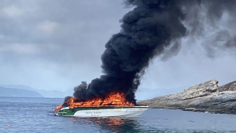 Пожар на катере во время стоянки у острова Майтхон неподалеку от Пхукета Пожар на катере во время стоянки у острова Майтхон неподалеку от Пхукета - РИА Новости, 1920, 01.04.2025