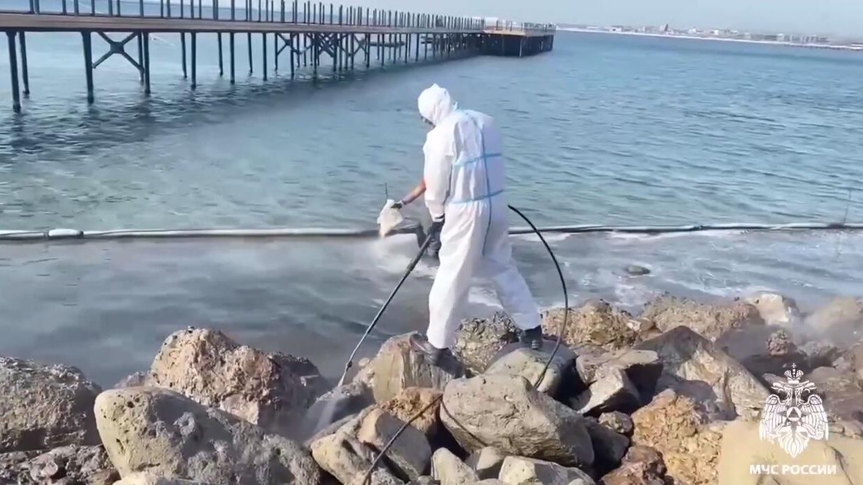  Береговую линию Крыма повторно обследуют и очищают от пятен мазута - РИА Новости, 1920, 01.04.2025
