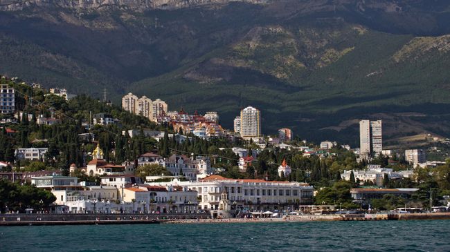 Вид на Ялту со стороны Черного моря