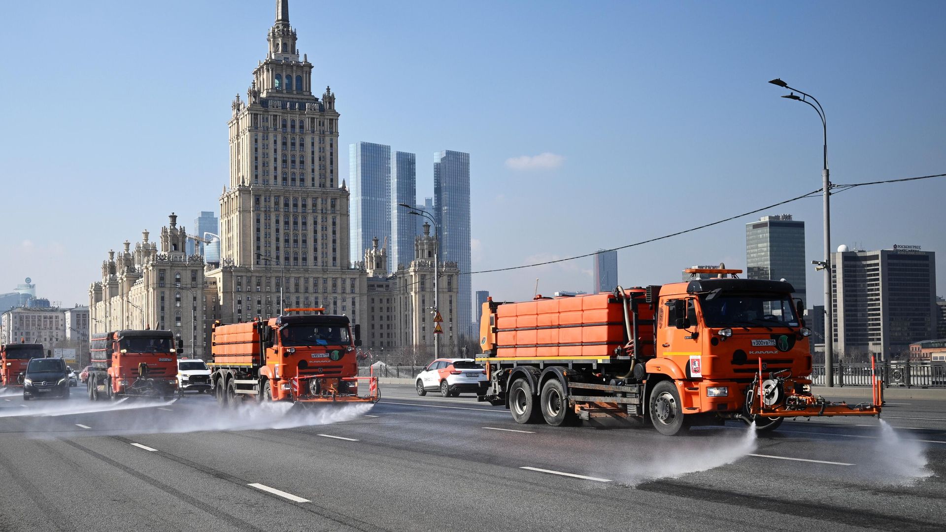 Промывка дорог с шампунем после зимы на Кутузовском проспекте в Москве. 29 марта 2025 Промывка дорог с шампунем после зимы на Кутузовском проспекте в Москве. 29 марта 2025 - РИА Новости, 1920, 29.03.2025