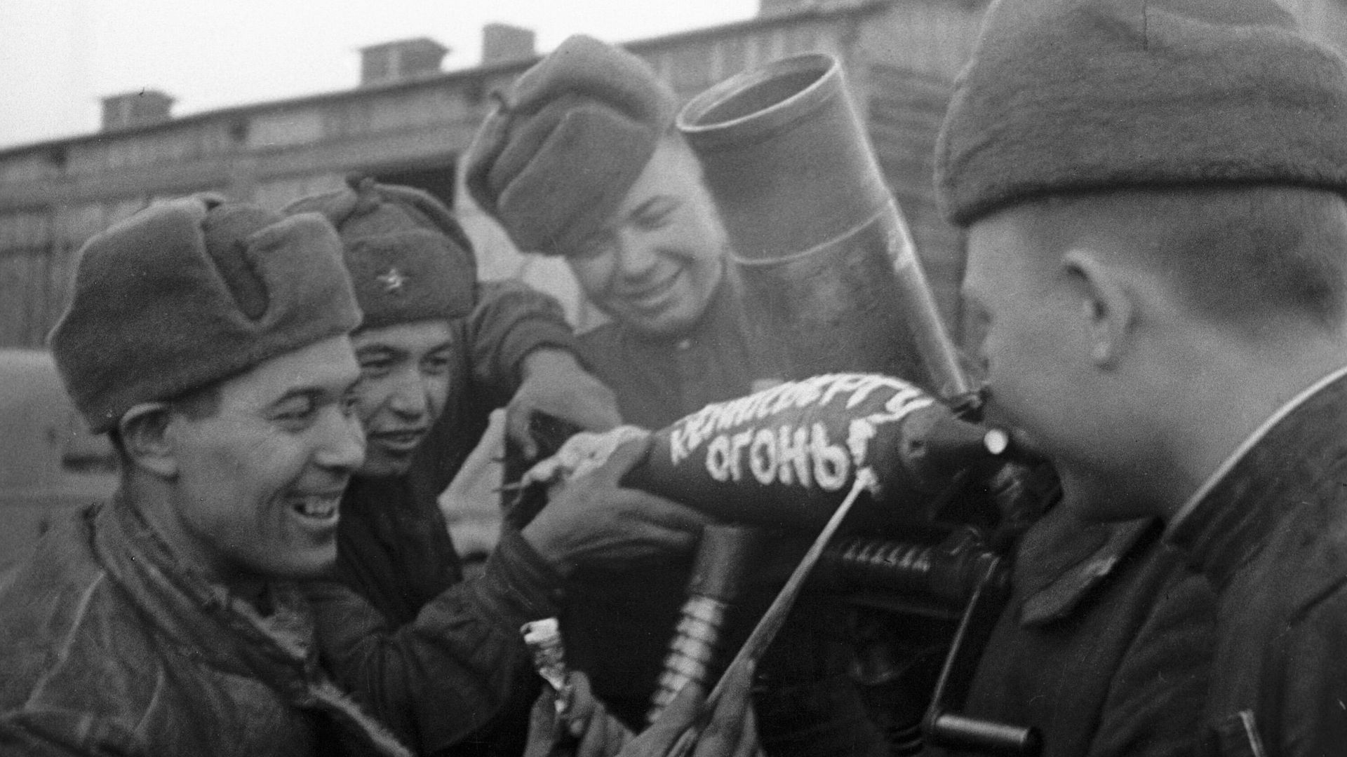 Минометный расчет готовится к огню по противнику. На снаряде надпись:по Кенигсбергу огонь Минометный расчет готовится к огню по противнику. На снаряде надпись:по Кенигсбергу огонь - РИА Новости, 1920, 09.04.2025