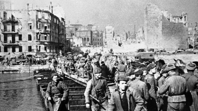 Советские войска 3-го Белорусского фронта вошли в освобожденный город Кенигсберг