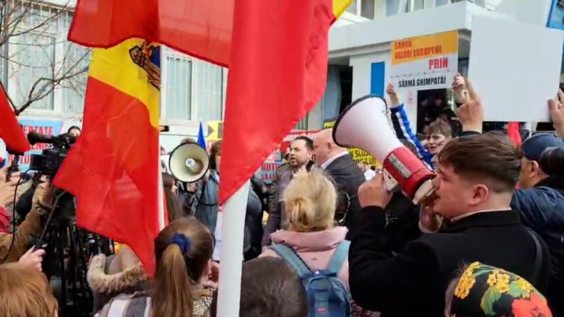 Пикет сторонников Гуцул у здания суда в Кишиневе Пикет сторонников Гуцул у здания суда в Кишиневе - РИА Новости, 1920, 01.04.2025