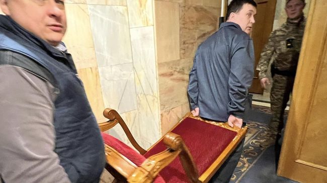 Кресло премьер-министра Украины Дениса Шмыгаля вынесли из Рады