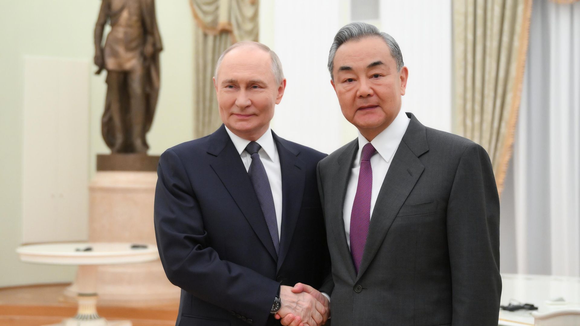 Президент РФ Владимир Путин и глава МИД КНР Ван И во время встречи Президент РФ Владимир Путин и глава МИД КНР Ван И во время встречи - РИА Новости, 1920, 01.04.2025