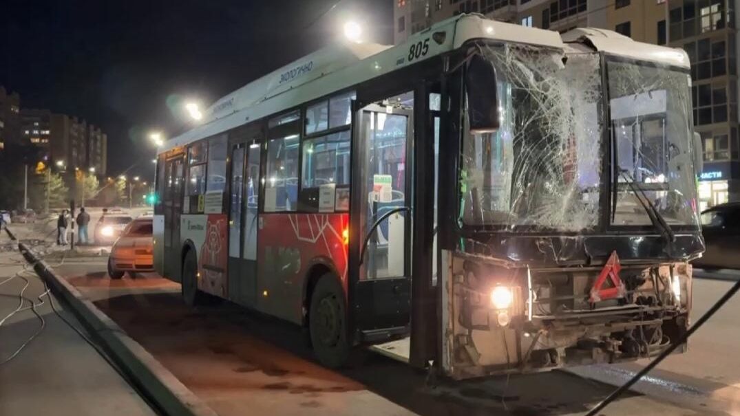 Место ДТП с участием пассажирского автобуса на улице Докучаева в Перми Место ДТП с участием пассажирского автобуса на улице Докучаева в Перми - РИА Новости, 1920, 28.03.2025