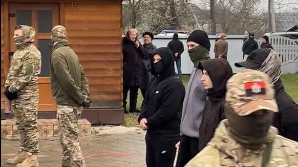 Сторонники раскольнической Православной церкви Украины (ПЦУ) начали силовой захват Успенского храма канонической Украинской православной - РИА Новости, 1920, 16.12.2025