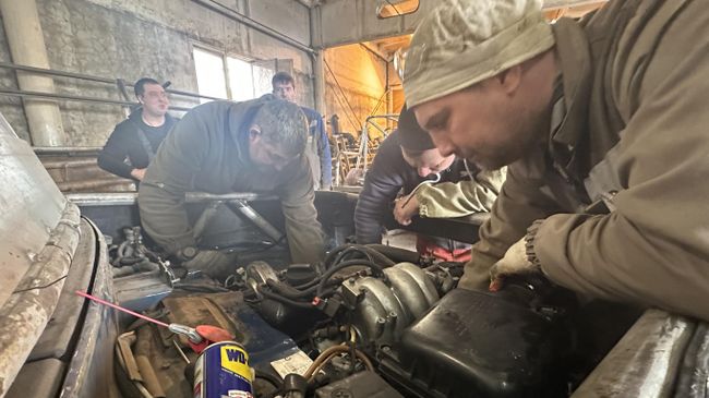 Автомеханики чинят багги