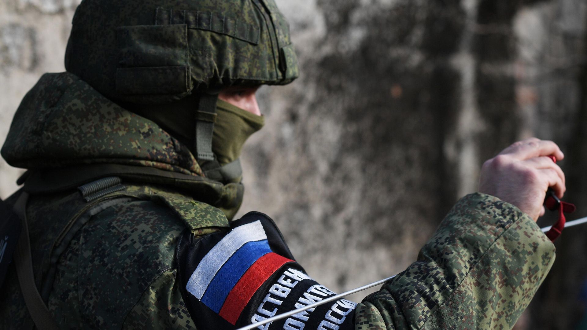 Сотрудник Следственного комитета РФ фиксирует последствия обстрела со стороны ВСУ - РИА Новости, 1920, 09.04.2026