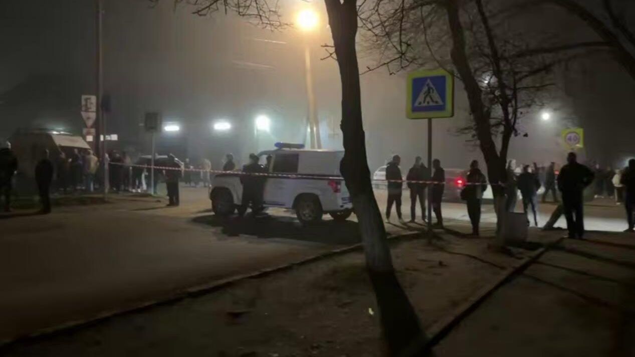 Обстановка у многоквартирного дома, пострадавшего в результате атаки ВСУ на Таганрог Ростовской области. 1 апреля 2025 Обстановка у многоквартирного дома, пострадавшего в результате атаки ВСУ на Таганрог Ростовской области. 1 апреля 2025 - РИА Новости, 1920, 01.04.2025