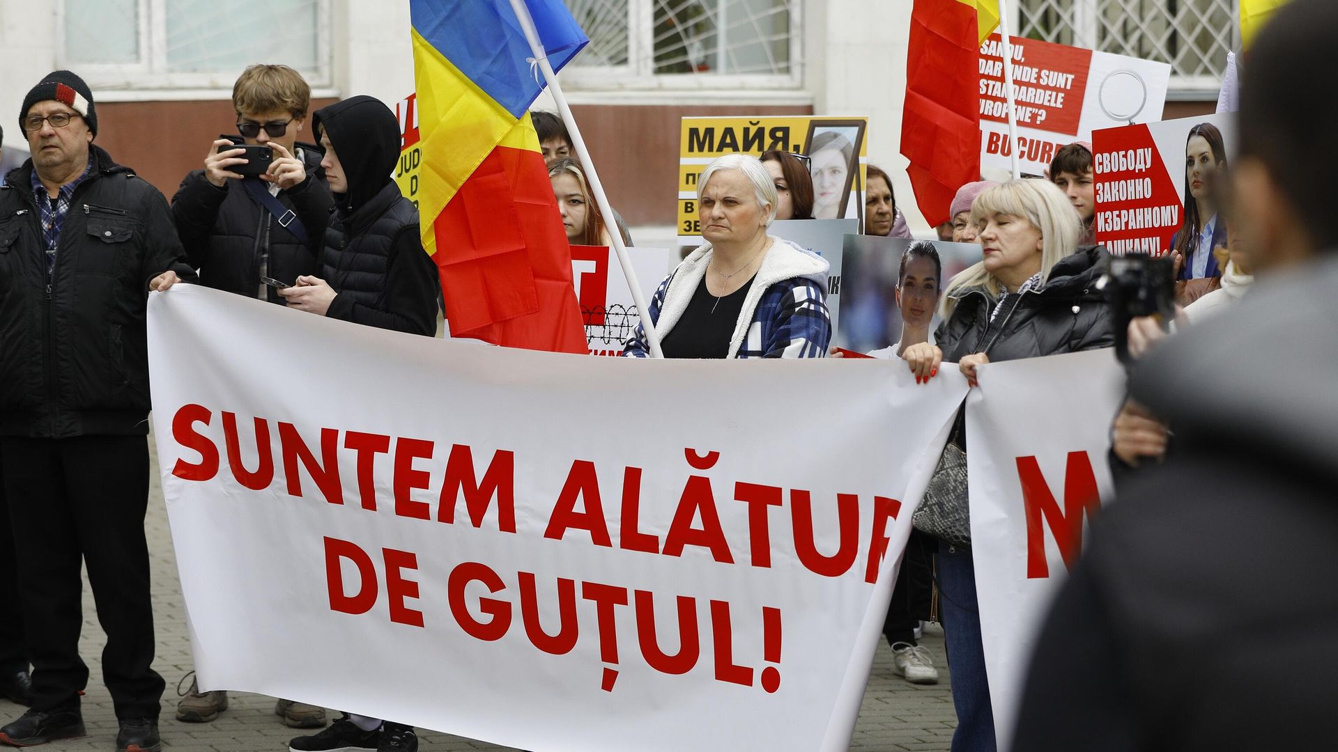 Участники акции протеста с требованием освобождения главы Гагаузии Евгении Гуцул Участники акции протеста с требованием освобождения главы Гагаузии Евгении Гуцул - РИА Новости, 1920, 15.04.2025