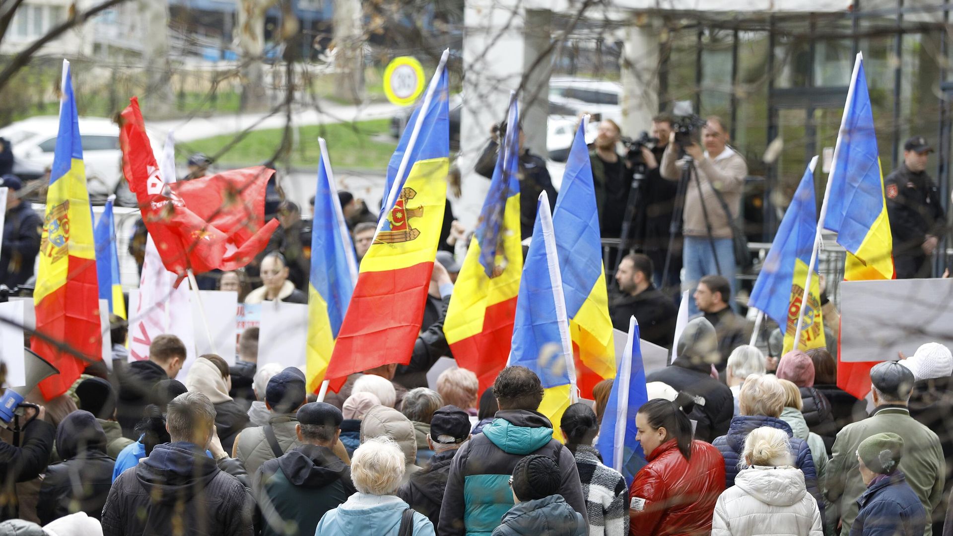 Участники акции протеста с требованием освобождения главы Гагаузии Евгении Гуцул. 2 апреля 2025 - РИА Новости, 1920, 02.04.2025