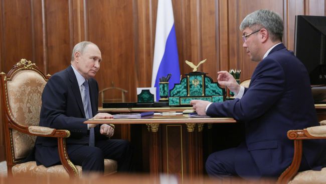 Президент РФ Владимир Путин и глава Республики Бурятия Алексей Цыденов во время встречи