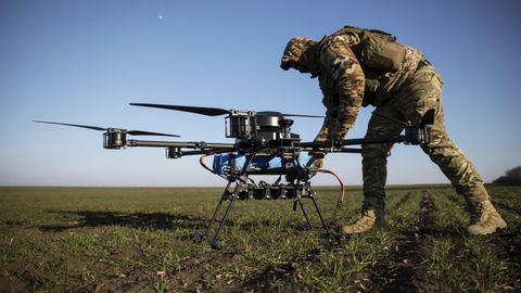 Украинский военнослужащий готовится к запуску ударного беспилотника Украинский военнослужащий готовится к запуску ударного беспилотника