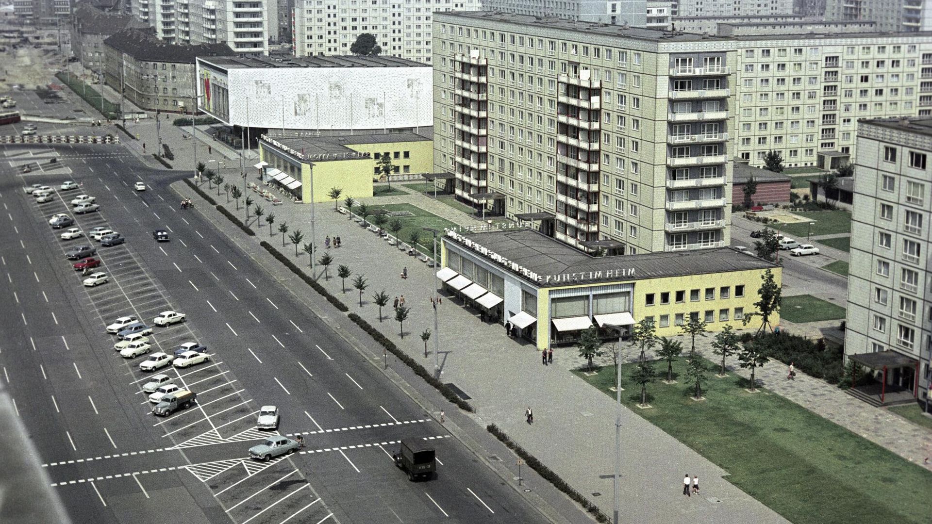 Карл-Маркс-аллее (аллея Карла Маркса) - улица в берлинских районах Митте и Фридрихсхайн-Кройцберг - РИА Новости, 1920, 11.05.2026