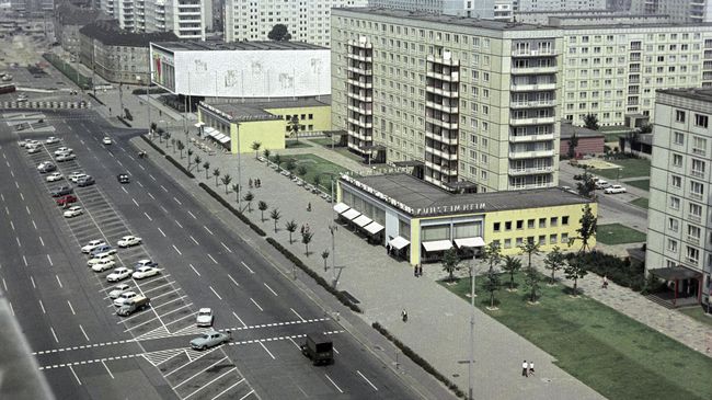 Карл-Маркс-аллее (аллея Карла Маркса) - улица в берлинских районах Митте и Фридрихсхайн-Кройцберг
