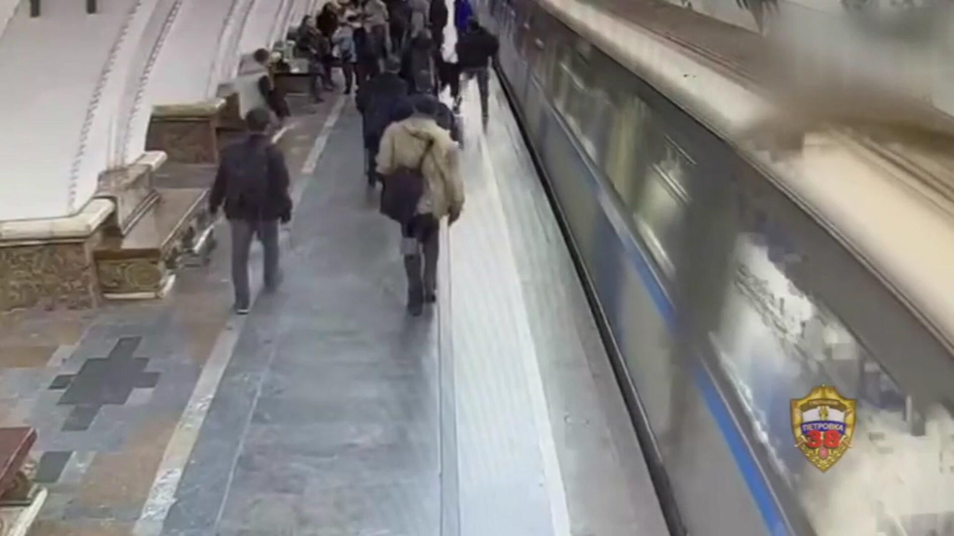 Кадры из московского метро, где женщина толкнула мужчину на прибывающий поезд Кадры из московского метро, где женщина толкнула мужчину на прибывающий поезд - РИА Новости, 1920, 02.04.2025