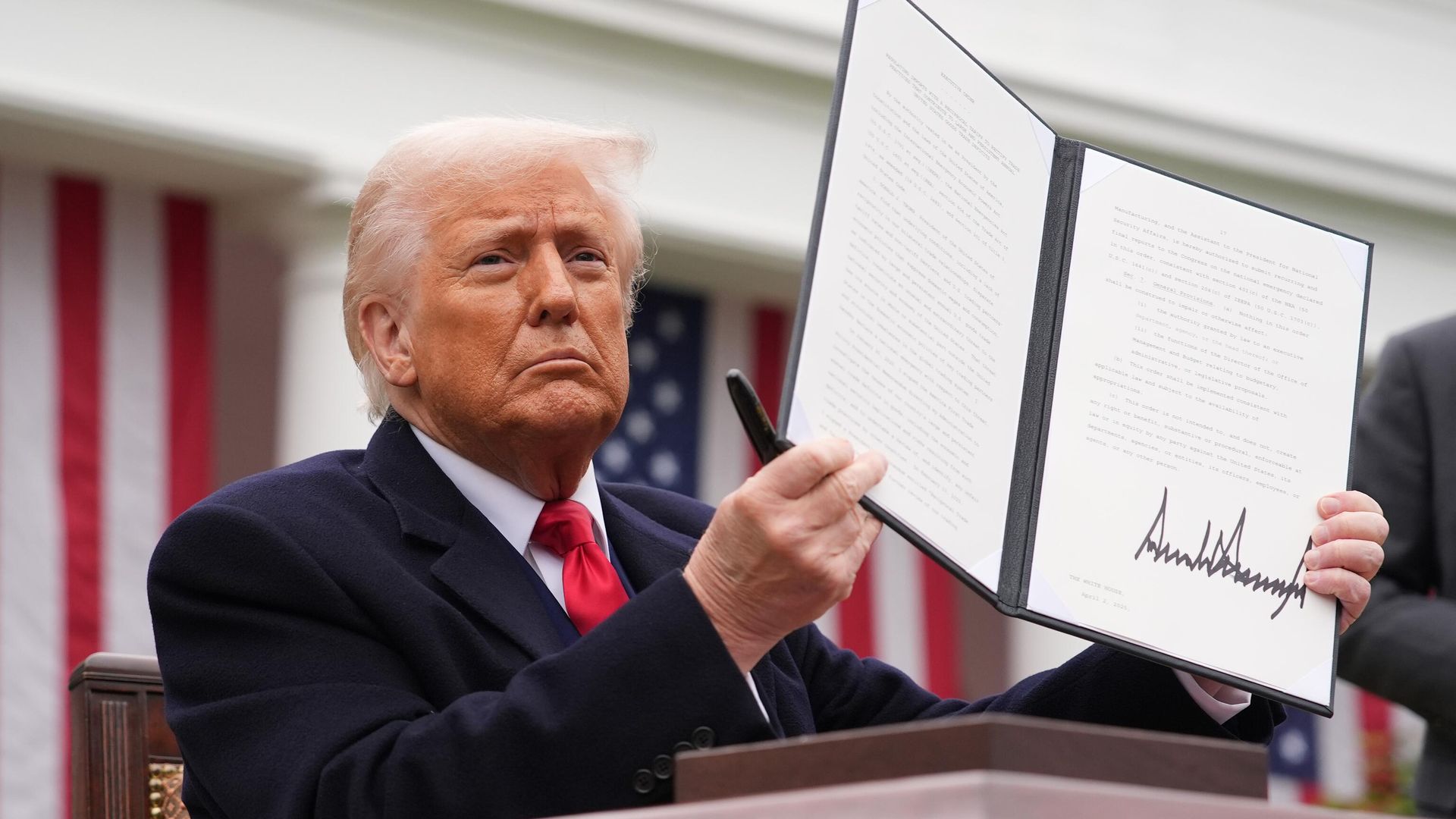 Президент США Дональд Трамп демонстрирует подписанный указ о введении пошлин на импортные товары. 2 апреля 2025 Президент США Дональд Трамп демонстрирует подписанный указ о введении пошлин на импортные товары. 2 апреля 2025 - РИА Новости, 1920, 03.04.2025