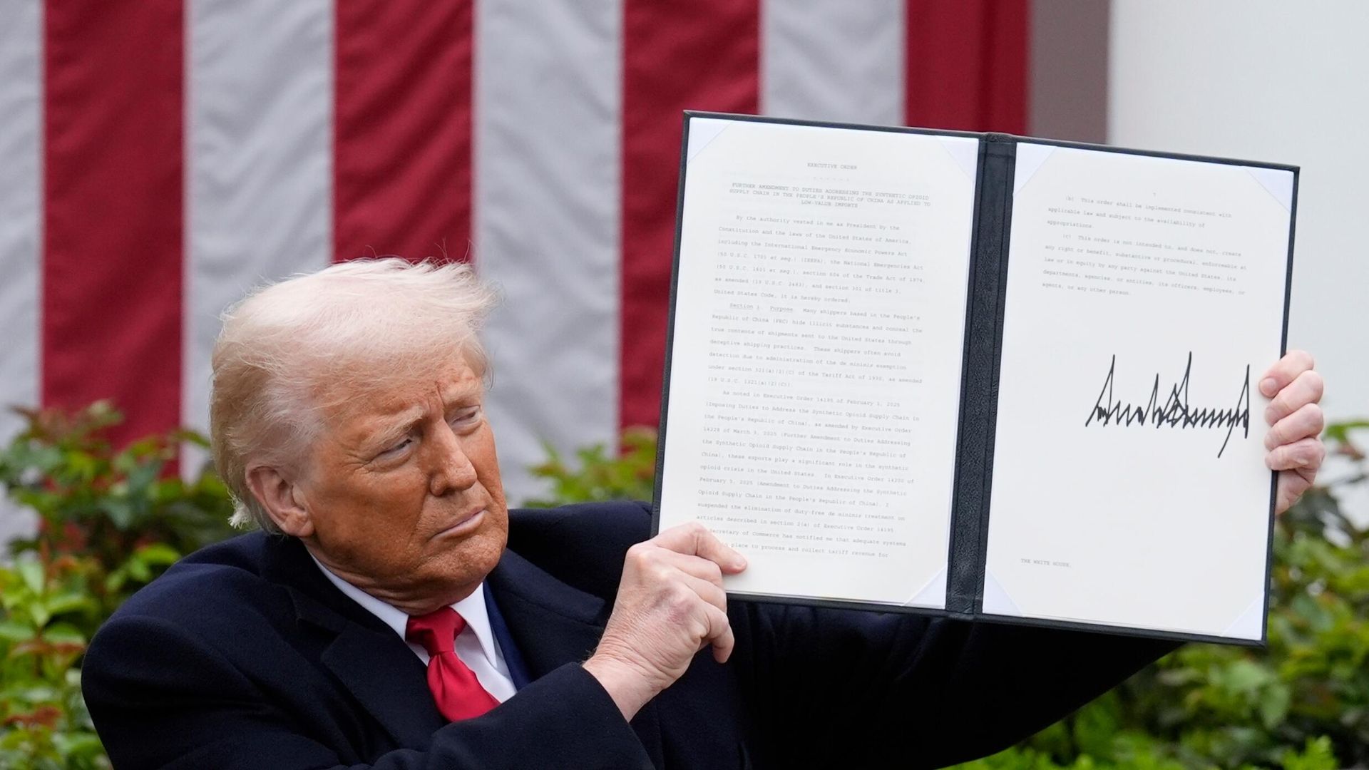 Президент США Дональд Трамп демонстрирует подписанный им указ о введении зеркальных пошлин на зарубежный импорт Президент США Дональд Трамп демонстрирует подписанный им указ о введении зеркальных пошлин на зарубежный импорт - РИА Новости, 1920, 09.04.2025
