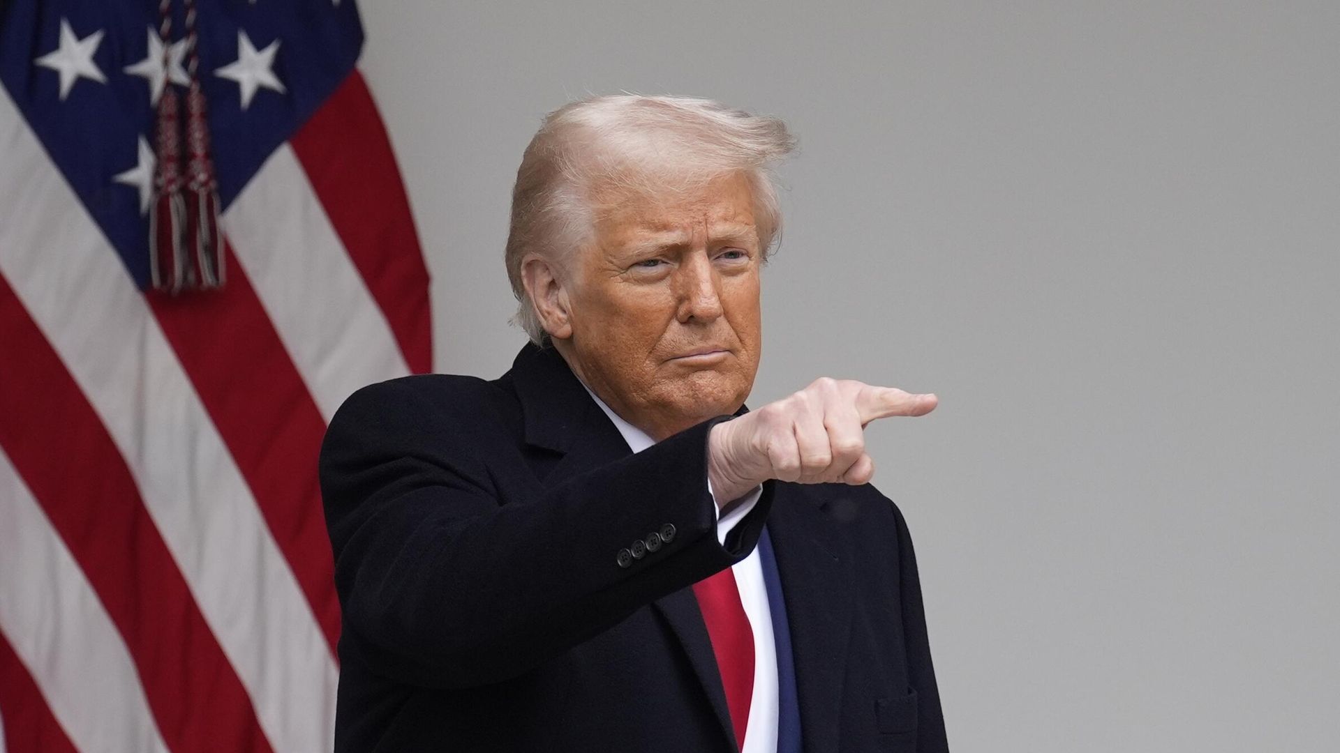 Президент США Дональд Трамп после окончания пресс-конференции в розовом саду Белого дома в Вашингтоне Президент США Дональд Трамп после окончания пресс-конференции в розовом саду Белого дома в Вашингтоне - РИА Новости, 1920, 04.04.2025