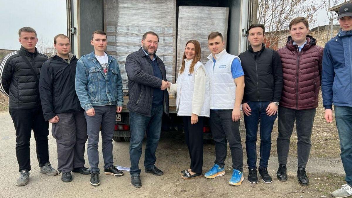 Погрузка гуманитарного груза из Орловской области для прифронтового госпиталя - РИА Новости, 1920, 03.04.2025