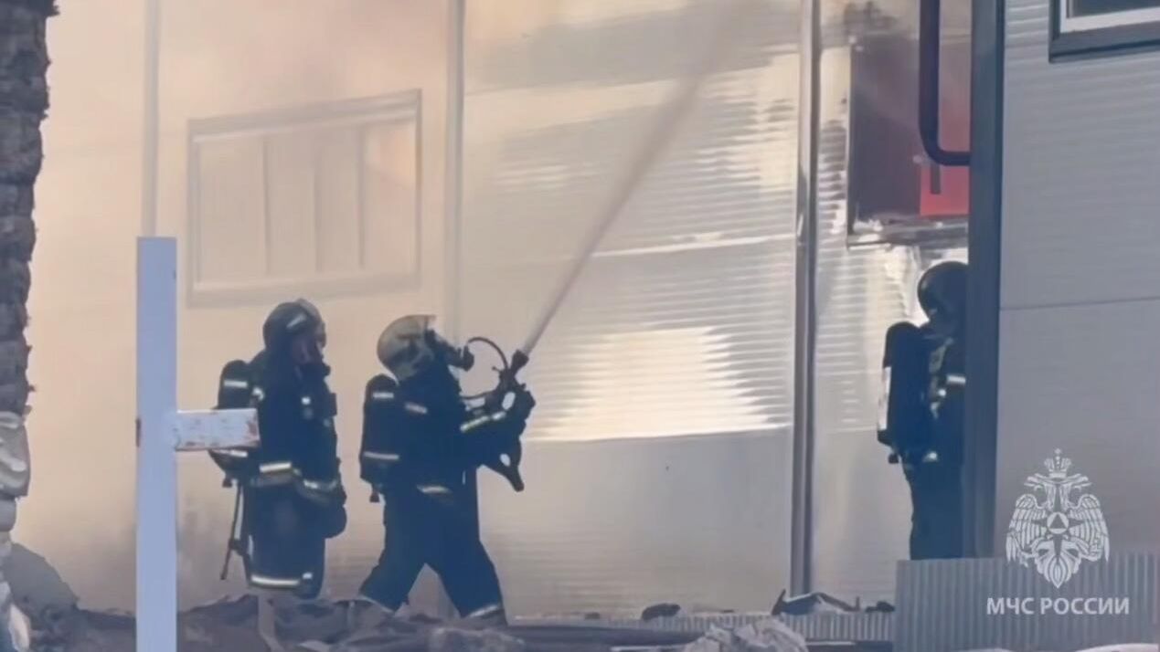 Сотрудники МЧС во время ликвидации пожара на складе в Пензе. Кадр видео Сотрудники МЧС во время ликвидации пожара на складе в Пензе. Кадр видео - РИА Новости, 1920, 04.04.2025