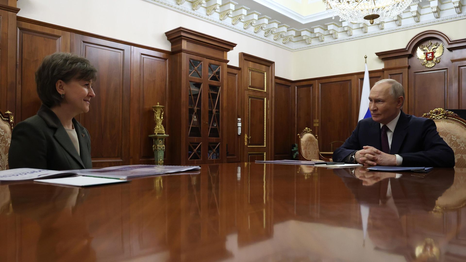 Президент России Владимир Путин и генеральный директор АО Российский экспортный центр Вероника Никишина во время встречи Президент России Владимир Путин и генеральный директор АО Российский экспортный центр Вероника Никишина во время встречи - РИА Новости, 1920, 03.04.2025