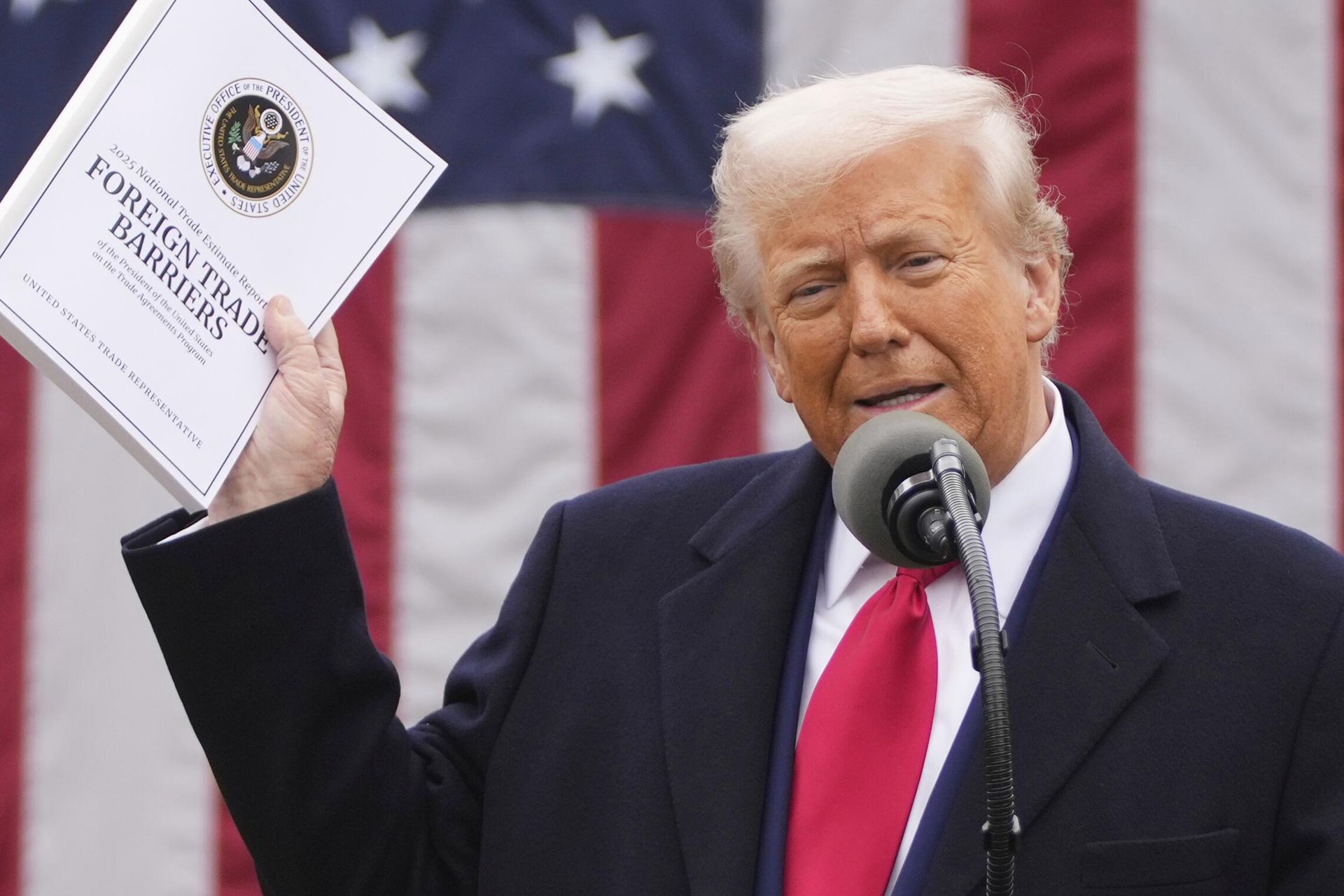 Президент Дональд Трамп после подписания указа о введении новых пошлин на импортные товары в Розовом саду Белого дома - РИА Новости, 1920, 03.04.2025