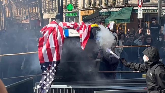 Протесты студентов в Париже против сокращения госсектора и таможенных пошлин, введенных США