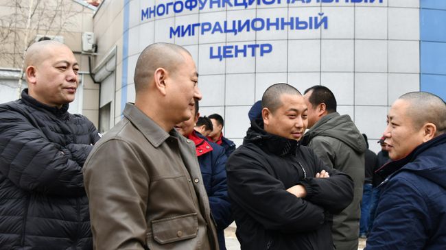 Иностранные граждане возле многофункционального миграционного центра