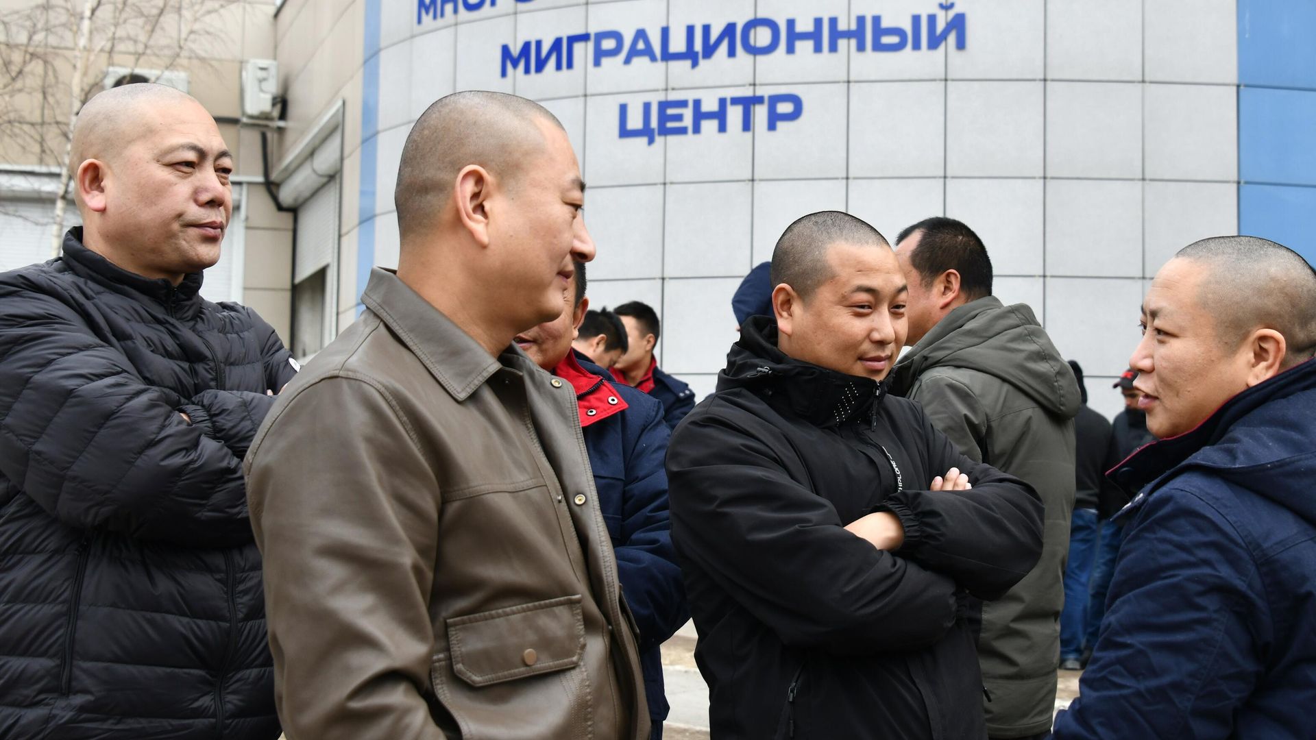 Иностранные граждане возле многофункционального миграционного центра - РИА Новости, 1920, 27.06.2025
