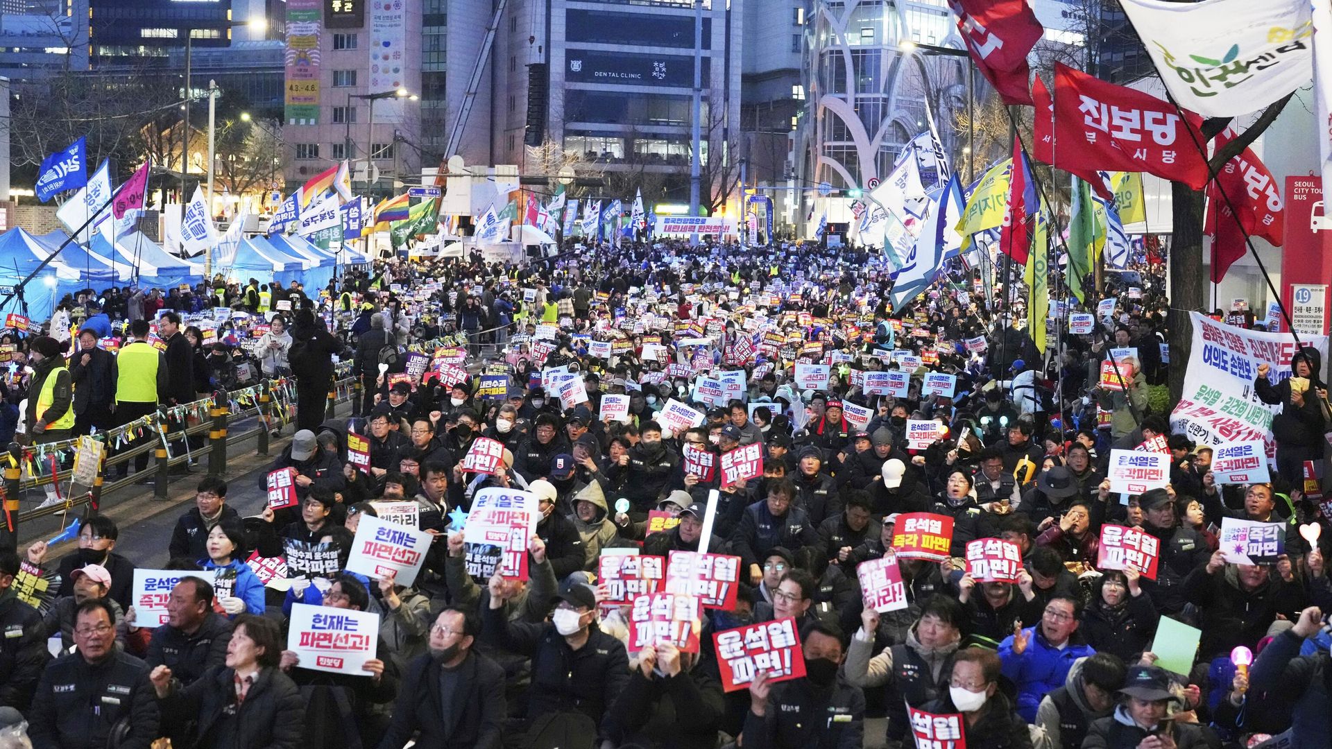 Акция протеста возле Конституционного суда в Сеуле Акция протеста возле Конституционного суда в Сеуле - РИА Новости, 1920, 04.04.2025