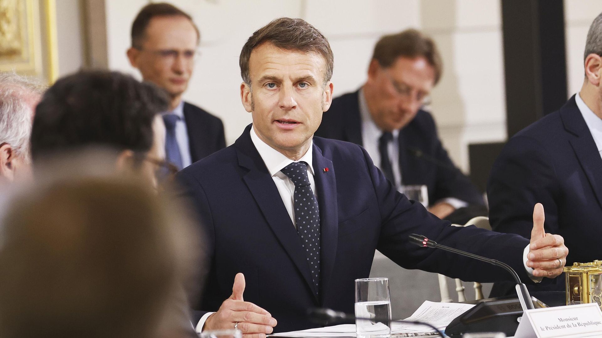 Президент Франции Эммануэль Макрон проводит встречу с представителями секторов, затронутых новыми тарифами США, в Елисейском дворце в Париже Президент Франции Эммануэль Макрон проводит встречу с представителями секторов, затронутых новыми тарифами США, в Елисейском дворце в Париже - РИА Новости, 1920, 03.04.2025