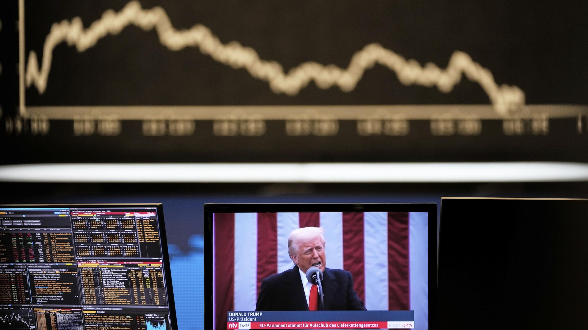 Президент США Дональд Трамп на экране монитора на фондовой бирже во Франкфурте, Германия Президент США Дональд Трамп на экране монитора на фондовой бирже во Франкфурте, Германия - РИА Новости, 1920, 03.04.2025