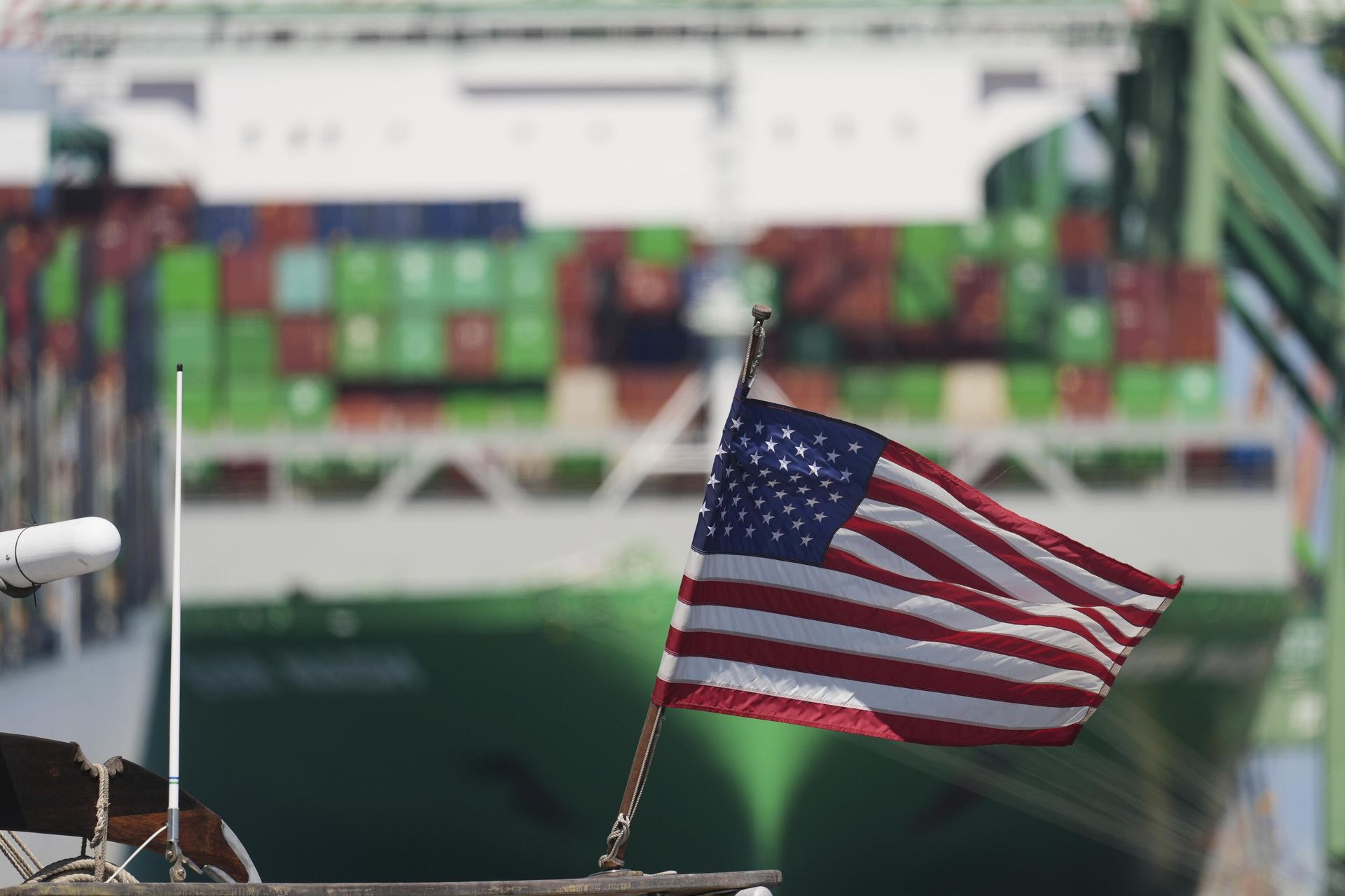 Флаг США на фоне контейнеровоза в порту Лос-Анджелеса, США Флаг США на фоне контейнеровоза в порту Лос-Анджелеса, США - РИА Новости, 1920, 10.11.2025
