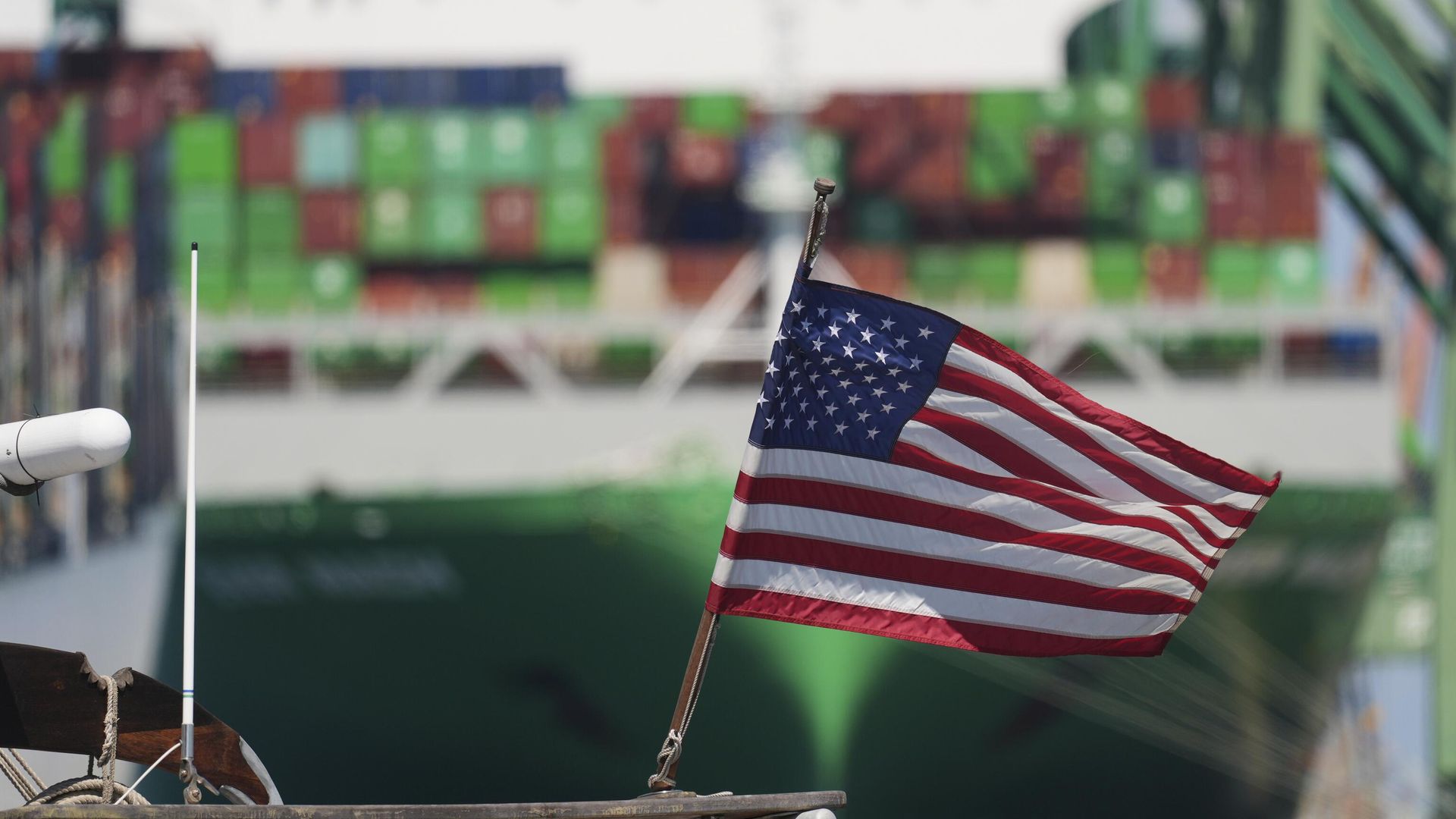 Флаг США на фоне контейнеровоза в порту Лос-Анджелеса Флаг США на фоне контейнеровоза в порту Лос-Анджелеса - РИА Новости, 1920, 04.04.2025
