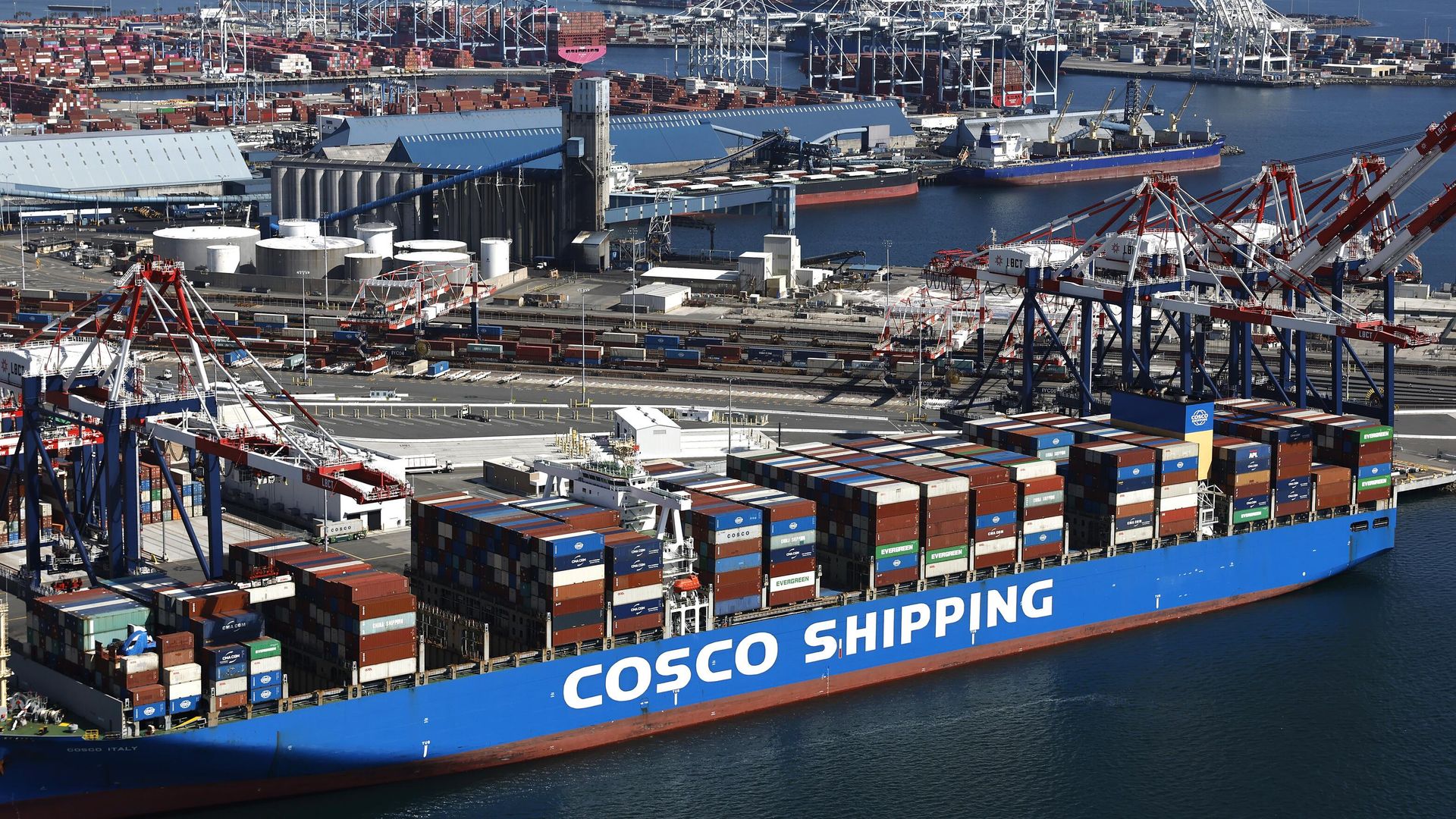 Контейнеровоз Cosco Shipping в порту Лонг-Бич, Калифорния. 3 апреля 2025 года Контейнеровоз Cosco Shipping в порту Лонг-Бич, Калифорния. 3 апреля 2025 года - РИА Новости, 1920, 04.04.2025