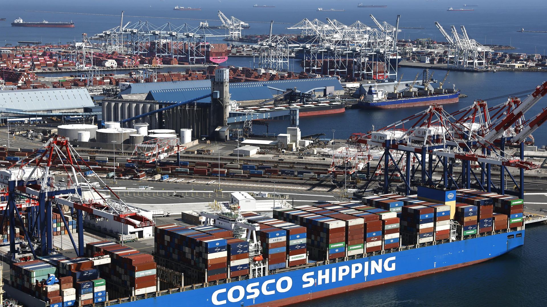 Контейнеровоз Cosco Shipping в порту Лонг-Бич, Калифорния. 3 апреля 2025 года - РИА Новости, 1920, 04.04.2025