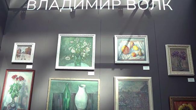 Работы художника Владимира Волка на выставке Арт Россия в Гостином дворе. Кадр видео